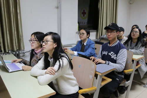 3学生干部们认真听讲