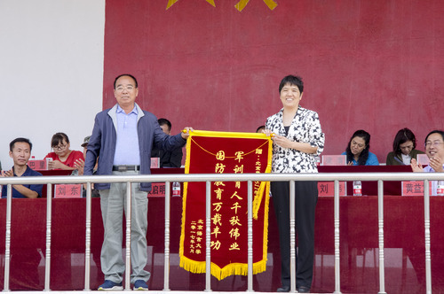 刘伟副书记向军训基地赠送锦旗 刘伟副书记向军训基地赠送锦旗