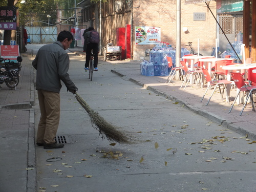 刘光明师傅在清理街道