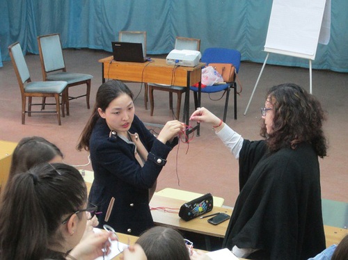 向学员展示如何编制中国结手链 向学员展示如何编制中国结手链
