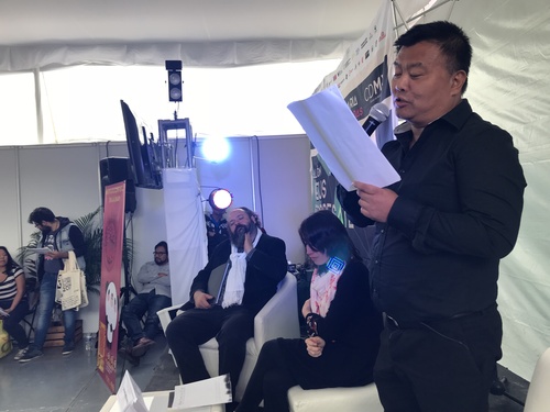 图七 舒冲在朗读诗作 图七 舒冲在朗读诗作