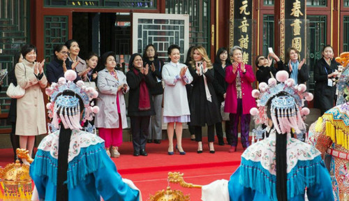 京剧演员的精湛技艺赢得夫人们的热烈掌声 京剧演员的精湛技艺赢得夫人们的热烈掌声