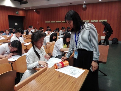 考官正在指导学生 考官正在指导学生