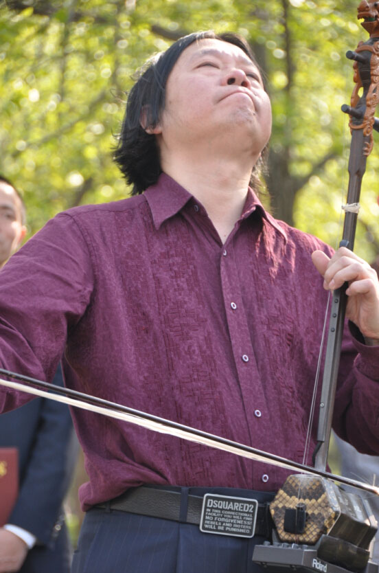 艺术家卞留念现场演奏二胡"紫薇"国际留学生在捐赠现场国际留学生在