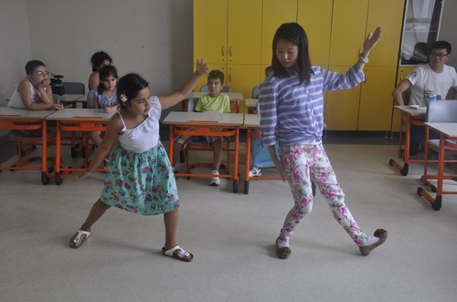 图片三：孩子们认真地跟老师在学太极