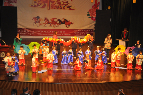 图二:Lynx School表演“新年快乐”节目 图二:Lynx School表演“新年快乐”节目