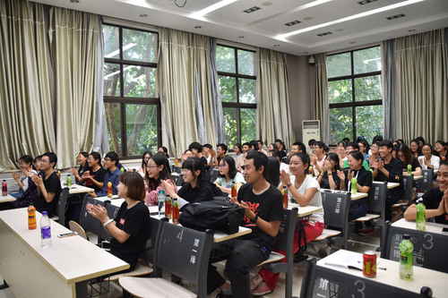 现场气氛活跃 现场气氛活跃