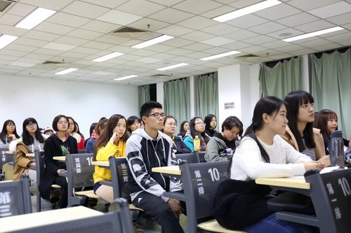 04参与学习人员认真聆听学习