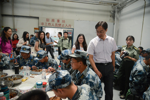 6. 慰问团一行了解学生饮食情况