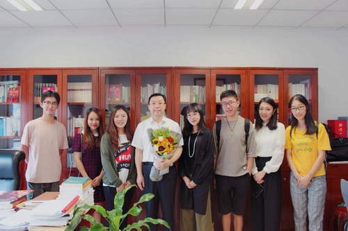 2刘利校长与学生代表合影 2刘利校长与学生代表合影