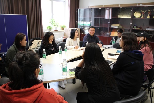 图1 座谈会在会议室举行 图1 座谈会在会议室举行