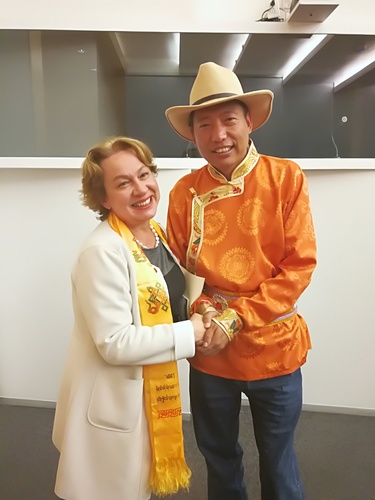 图十三 鲁若迪基与墨西哥汉学家莉娅娜 图十三 鲁若迪基与墨西哥汉学家莉娅娜