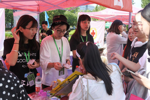 5 学生组织向新生介绍新学年活动 5 学生组织向新生介绍新学年活动