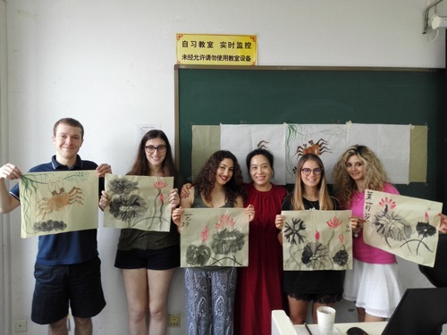 营员们在北京语言大学学习中华才艺中国画 营员们在北京语言大学学习中华才艺中国画