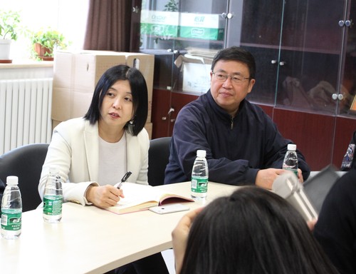 图3 吴平院长、穆杨副院长认真聆听同学们的发言 图3 吴平院长、穆杨副院长认真聆听同学们的发言