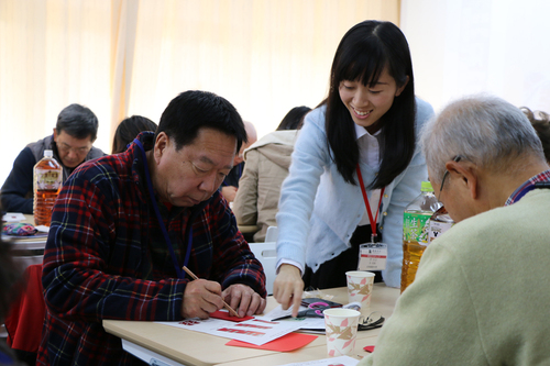 专心学习剪纸技巧