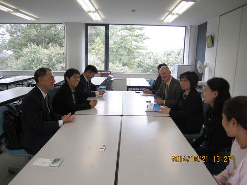 代表团与广岛修道大学国际处及我校交换生座谈 代表团与广岛修道大学国际处及我校交换生座谈