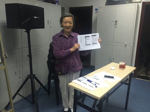 5-老人展示学习成果 5-老人展示学习成果