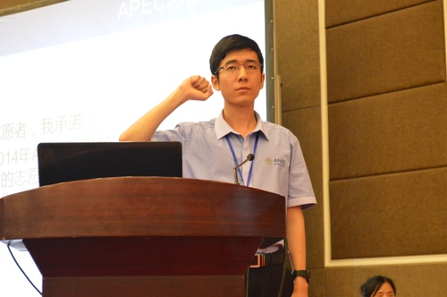 金志晟同学作为志愿者代表带领全体志愿者宣誓 金志晟同学作为志愿者代表带领全体志愿者宣誓