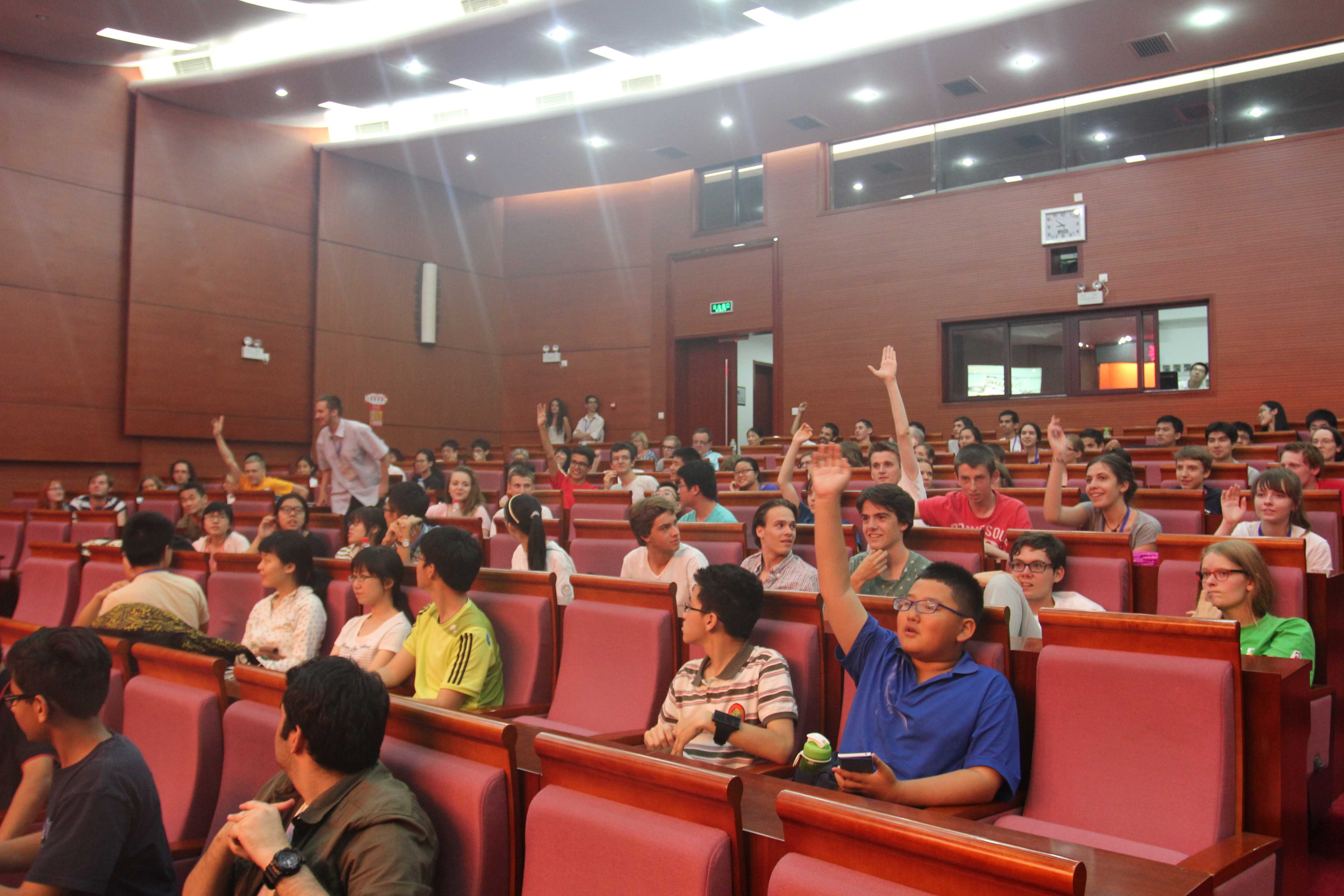 台下选手举手抢答