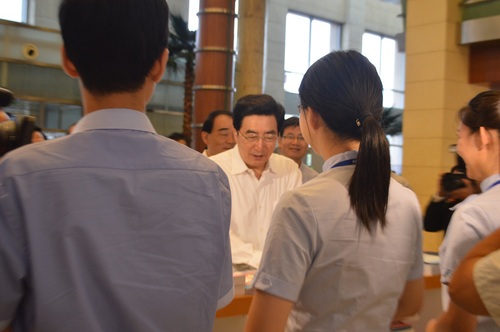 北京市市委书记郭金龙向北语志愿者提问 北京市市委书记郭金龙向北语志愿者提问