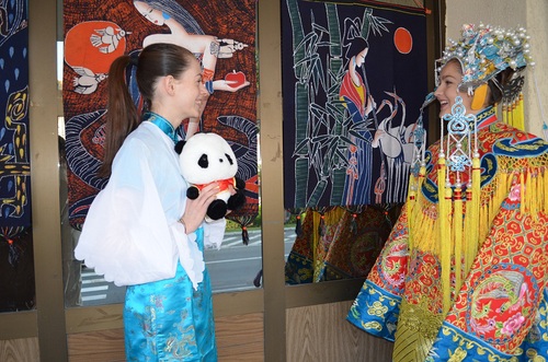 锡比乌孔子学院优秀学员观看蜡染艺术展 锡比乌孔子学院优秀学员观看蜡染艺术展