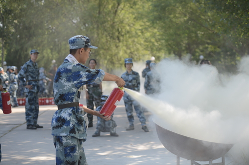 6. 军训团学生学习使用灭火器