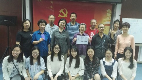 6-志愿者与老人们合影 6-志愿者与老人们合影