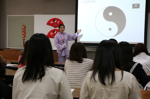 为学员讲解太极拳的源流