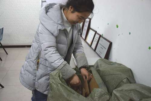 3工作人员对纸盒进行整理 3工作人员对纸盒进行整理