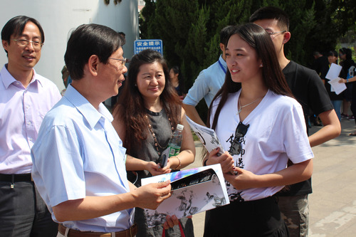 学生组织负责同学向崔希亮校长介绍迎新服务情况