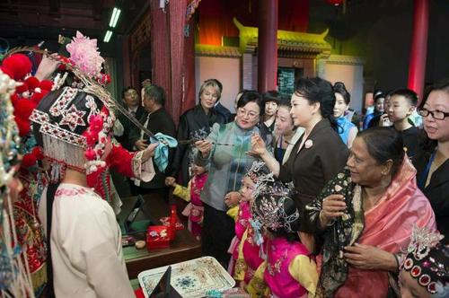 演出结束后,彭丽媛和来宾们与京剧演员互动 演出结束后,彭丽媛和来宾们与京剧演员互动