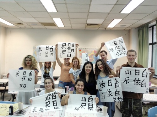 营员们在北京语言大学学习中国书法 营员们在北京语言大学学习中国书法