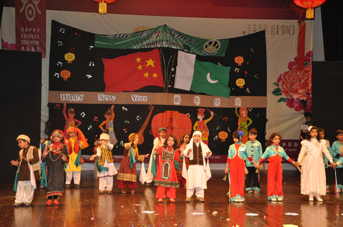 图三:City school学生表演 民族舞蹈 图三:City school学生表演 民族舞蹈