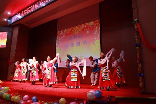 老师们表演《珠穆朗玛》 老师们表演《珠穆朗玛》