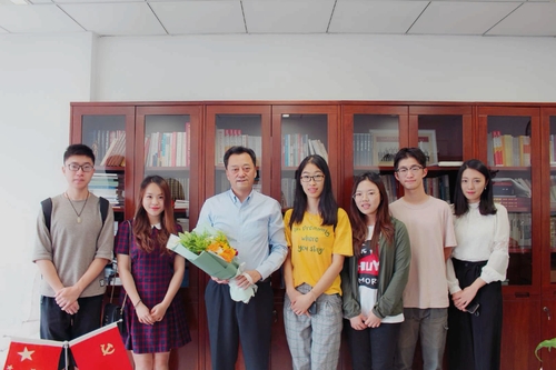 1倪海东书记与学生代表合影 1倪海东书记与学生代表合影