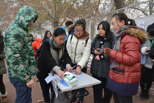 工作人员为前来参加迷马的同学服务 工作人员为前来参加迷马的同学服务