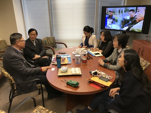 图四:代表团赴肯尼索州立大学孔子学院学习访问 图四:代表团赴肯尼索州立大学孔子学院学习访问