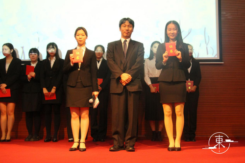 东方语言文化学院院长杨峻老师与获奖选手合影 东方语言文化学院院长杨峻老师与获奖选手合影