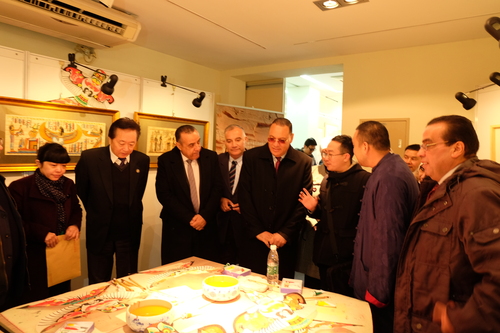 苏伊士运河大学校长马木杜哈参观艺术展 苏伊士运河大学校长马木杜哈参观艺术展