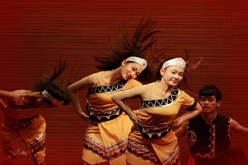 4 佤族表演《甩发舞》 4 佤族表演《甩发舞》