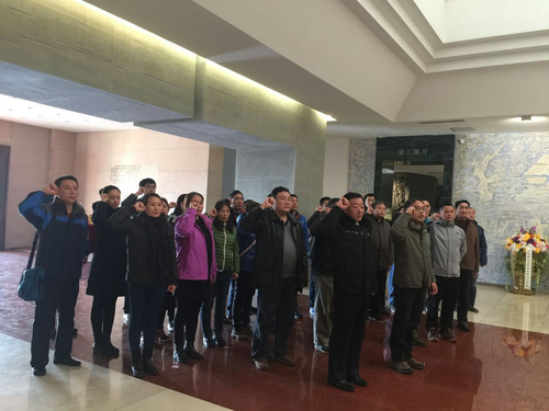 全体党员举起右拳,重温入党誓词 全体党员举起右拳,重温入党誓词