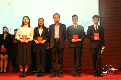 日本驻华大使馆教育参赞横井理夫与获奖选手合影 日本驻华大使馆教育参赞横井理夫与获奖选手合影