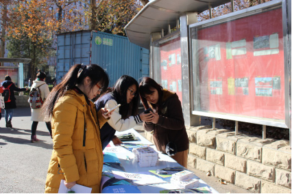 工作人员耐心介绍微信企业号使用方法 工作人员耐心介绍微信企业号使用方法