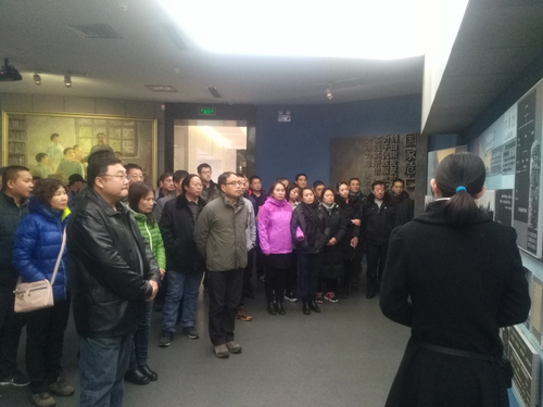 参观党员认真聆听讲解员讲解 参观党员认真聆听讲解员讲解