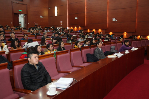 师生认真听取报告 师生认真听取报告