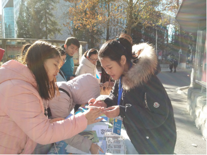 工作人员引导学生填写调查问卷 工作人员引导学生填写调查问卷