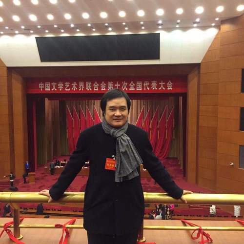 朱天曙教授在第十次全国文代会会场 朱天曙教授在第十次全国文代会会场