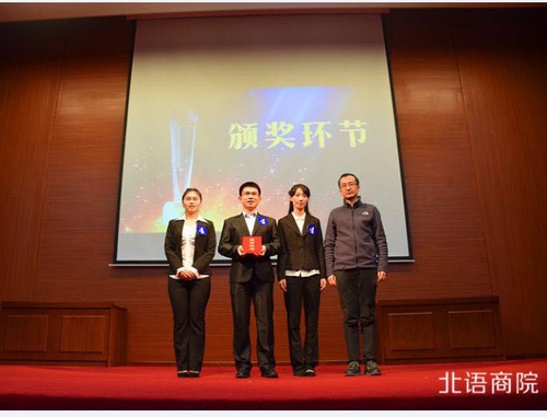 嘉宾老师为获奖选手颁奖 嘉宾老师为获奖选手颁奖