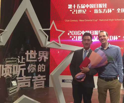 图2_胡瀛同学与我院指导教师Kelsey合影 图2_胡瀛同学与我院指导教师Kelsey合影